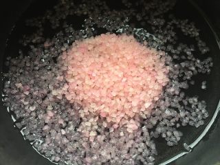 7、道明寺樱饼,把粉倒进去。