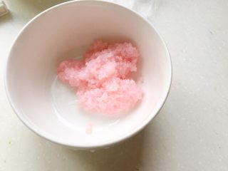 11、道明寺樱饼,盛起来。放小碗。上蒸锅蒸。