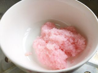 12、道明寺樱饼,蒸熟就是这样子。软软的，热热的，粉粉的，少女心爆棚啦！