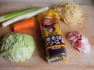 1、【爱生活.爱面条】の日式炒面,所有材料准备好如图