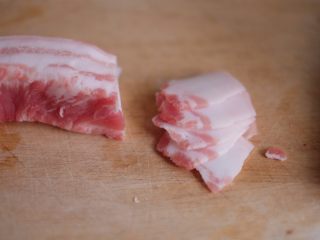 2、【爱生活.爱面条】の日式炒面,五花肉提前冷冻两小时，切成薄片