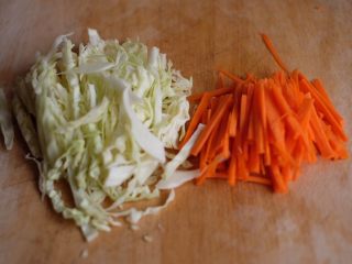 3、【爱生活.爱面条】の日式炒面,包菜和胡萝卜都切丝备用