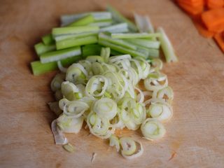 4、【爱生活.爱面条】の日式炒面,大葱一部分切成条状，一部分切成圈状备用