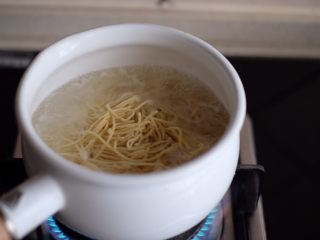 5、【爱生活.爱面条】の日式炒面,煮面：锅中放点盐，煮沸后，加入面条，时间根据面条的粗细来判断，煮到夹断面条里面还有白白的硬芯就可以（因为等会还要炒）