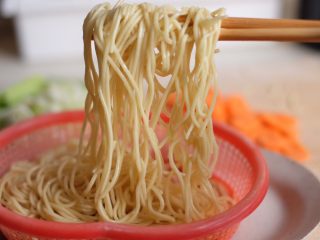 6、【爱生活.爱面条】の日式炒面,捞出，不必过水，用筷子不断上下捞起吹凉面条（夏天可用电风扇）