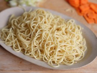 7、【爱生活.爱面条】の日式炒面,等面条凉后，拌上一些橄榄油，可以防止面条黏连（保证炒面根根分明的诀窍）