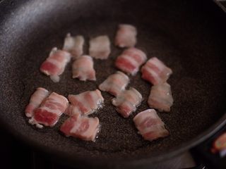 8、【爱生活.爱面条】の日式炒面,锅里放适量橄榄油，中小火，放入五花肉煸炒出油