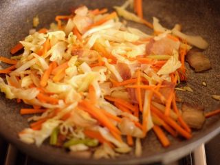 11、【爱生活.爱面条】の日式炒面,包菜和胡萝卜炒至稍发软的状态，如图即可