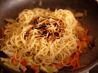 12、【爱生活.爱面条】の日式炒面,放入之前准备好的面条，淋上炒面酱，撒上适量黑胡椒粉，搅拌均匀