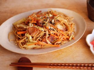 13、【爱生活.爱面条】の日式炒面,搅拌后的状态，面条均匀地裹上了一层酱汁，装盘，根据个人喜好撒上黑芝麻和大葱圈，享用吧！