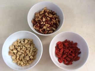 3、红枣枸杞软欧包,用刀把红枣切碎,把核桃仁掰碎,枸杞冲洗下用厨房纸巾吸干水分。