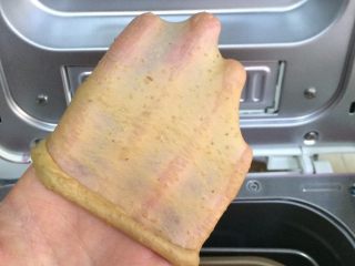 4、红枣枸杞软欧包,揉至面团呈扩展阶段,可以拉出薄膜。