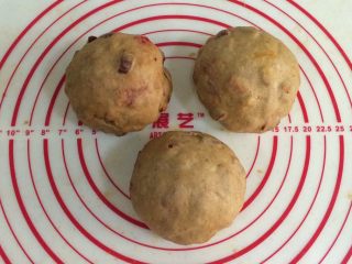 8、红枣枸杞软欧包,取出面团进行排气,平均分成三份,滚圆松弛15分钟,记得盖上保鲜膜。