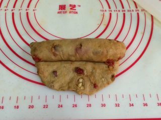 10、红枣枸杞软欧包,然后从上往下卷起来,捏紧收口。