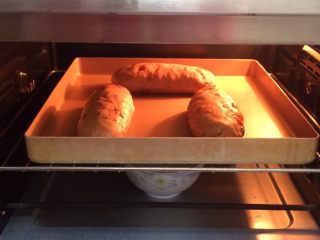 12、红枣枸杞软欧包,放入烤箱中进行二次发酵,开启烤箱发酵功能,发酵温度设定35度,记得在烤箱底层放一碗温水增加湿度。