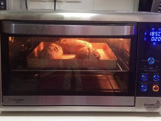 14、红枣枸杞软欧包,放入预热好的烤箱中层,上下火185度约20分钟。(面包表面上色后可盖锡纸,防止颜色烤深)