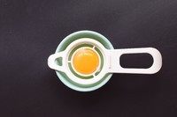 2、老干妈炒饭壕,首先请分离蛋黄和蛋清，这是和别的炒饭与众不同的地方。