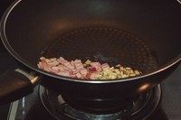 6、老干妈炒饭壕,热锅倒入植物油和少量香油，香油一定要倒！然后放入葱和洋葱，不喜欢的人可以不放。