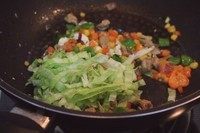 9、老干妈炒饭壕,放入卷心菜。