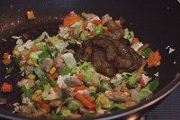 10、老干妈炒饭壕,最后倒入虾仁。