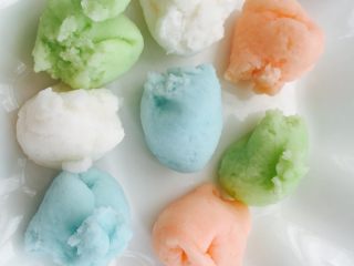 12、王氏彩色冰皮月饼#有个故事#,冰皮也分为25克一个