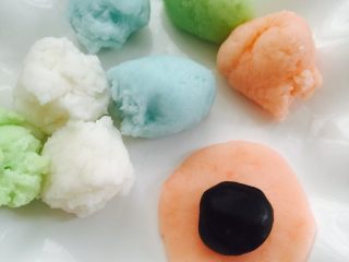 13、王氏彩色冰皮月饼#有个故事#,像包包子一样包好月饼