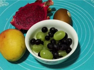 1、鲜果沙巴翁,准备好所需水果。