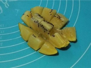 2、鲜果沙巴翁,将奇异果去皮切丁;