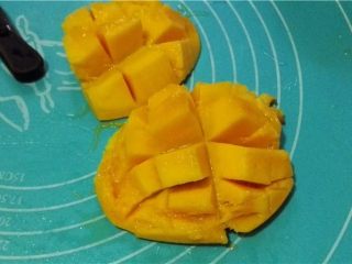 3、鲜果沙巴翁,将芒果去皮切丁;