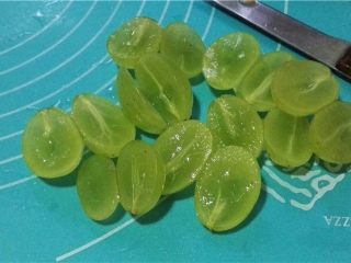 5、鲜果沙巴翁,葡萄对半切开后去核。