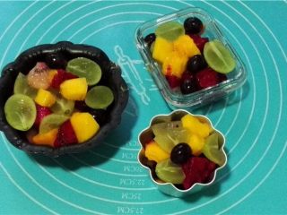 6、鲜果沙巴翁,将处理好的水果均匀地放入容器中备用。这里要注意表面水果的色彩搭配。