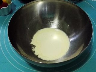 7、鲜果沙巴翁,开始熬制沙巴翁,将细砂糖20克、朗姆酒15毫升和淡奶油35毫升放入碗中。