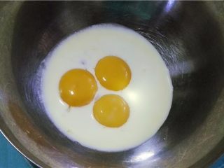 8、鲜果沙巴翁,放入3个蛋黄;