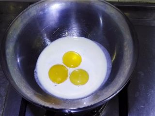 9、鲜果沙巴翁,在锅中倒入清水,大火煮沸后转中火,将装有蛋液的碗放入蒸锅中,确保碗底不接触水(碗底不接触水是为了防止蛋液在加热的过程凝固)。