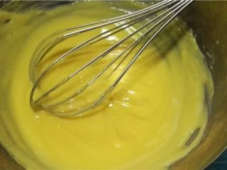 11、鲜果沙巴翁,当蛋液搅拌至浓稠时离火继续搅拌。