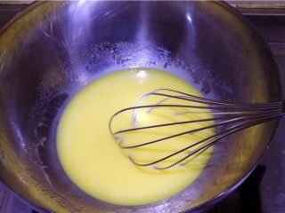 10、鲜果沙巴翁,边蒸边用打蛋器充分搅拌至糊状。