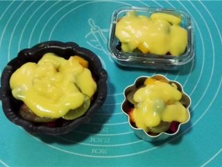 12、鲜果沙巴翁,将搅拌好的蛋糊倒入装有水果的烤碗中,放入预热220度的烤箱中。