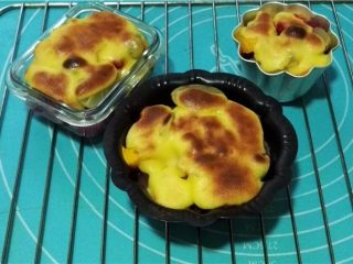 13、鲜果沙巴翁,烤8分钟左右至蛋糊的表面凝固,略微上色即可