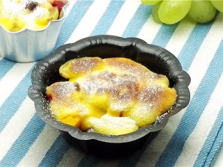 14、鲜果沙巴翁,在食用时撒上适量糖粉作为装饰。