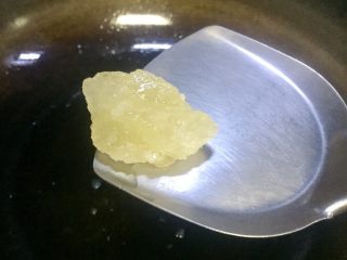 9、高营养~日式蒲烧鳗鱼,锅里倒入适量的油，小火放入冰糖x（捡了懒应该把冰糖砸碎更好）