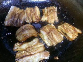 13、高营养~日式蒲烧鳗鱼,待到冰糖全部融化放入鳗鱼先煎一下表皮