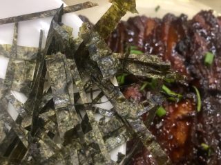 15、高营养~日式蒲烧鳗鱼,装盘后放上海苔丝和撒上葱花即可