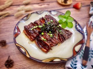 16、高营养~日式蒲烧鳗鱼,看起颜色就十分的诱人吧，精致美味有营养！如果添上一碗米饭再夹上一块汤汁浓稠的鳗鱼放于之上，美味的蒲烧鳗鱼饭妥妥的就在眼前了