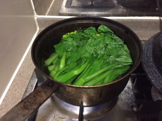 3、日式蔬菜拌豆腐,煮过豆腐的沸水里加一点盐，放入菜心，汆烫30秒。