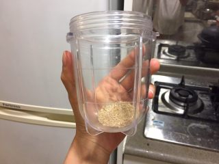 11、日式蔬菜拌豆腐,白芝麻用平底锅烘烤30秒，然后用杵臼磨碎，或者用搅拌器打成粉。