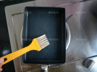 3、日式玉子烧,玉子烧平底锅，刷油，中小火加热，