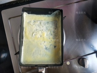 4、日式玉子烧,鸡蛋液倒入一小部分