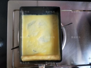 6、日式玉子烧,然后再倒入一部分蛋液，再卷起来