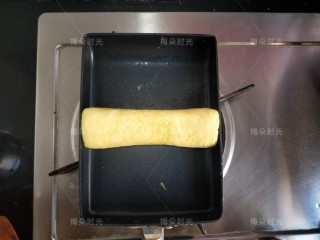 8、日式玉子烧,直到所有蛋液都用完，鸡蛋卷成一个圆柱型，然后再烙一下，表面有轻微的焦斑。