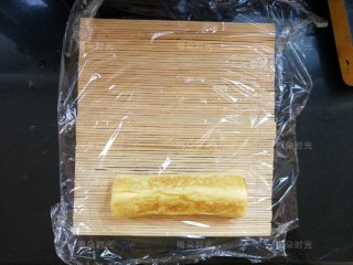 9、日式玉子烧,用寿司帘卷起来，整整型。整成长方体。